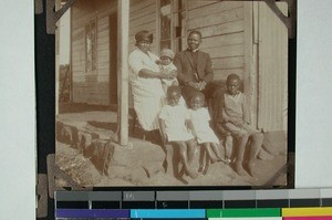 Mboneni Mpanza with family, South Africa, (s.d.)