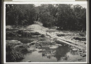 Flussübergang b. Dharmastala, Steinplatten sind als Fahrgeleise gelegt, nur f. d. heisse Zeit