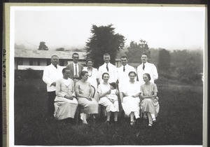 Geschwisterkreis i. Buea 1928. Stehend: Lutz, Staub & Frau, Wildi, Steudle, Bächtold. Sitzend: Frau Lutz, Frln Lutz, Frau Wildi, Frln Heiser, Frln Schoch