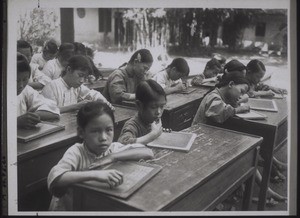 Die Schülerinnen der Mädchenschule i. Kayin b. Schreiben