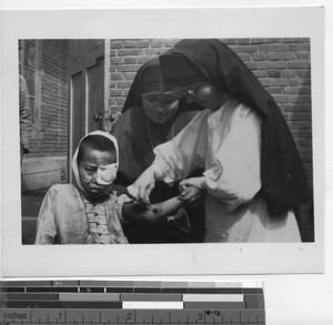 Maryknoll Sisters give medical attention at Fushun, China