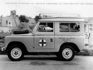 Dansk Santalmissions klinik-ambulance i Narayanpur, West Bengal, Nordindien. Patienten ligger på båren, læge og sygeplejerske tager med i bilen