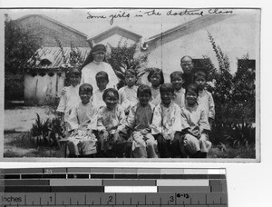 Maryknoll Sister with children at Yangjiang, China