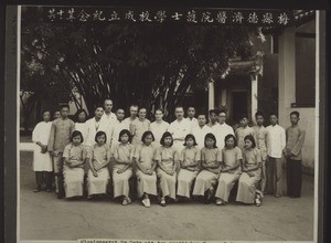 Missionsarzt Dr. Lutz mit dem ärztlichen Personal des Spitals in Moiyen (China)