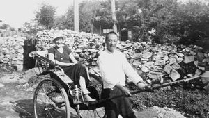 Betty Bjerg, gift Gjærulf Larsen, leder af den danske skole i Dandong ses her på vej til byen. Foto anvendt 1936