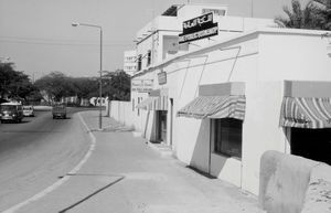 Efter indvielsen af The Public Bookshop, Bahrain, The Publich Bookshop, Bahrain, hvorfra Jørgen Nørgaard Pedersen har forestået oprettelse af en række kristne litteraturcentre (FBG) i den arabiske verden