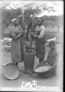 Girls with pounders, Makulane, Mozambique, ca. 1896-1911