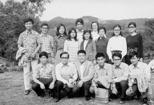 Taiwan, Taipei, sommeren 1972. På udflugt med studerende fra Lærerseminariet (Taiwan Normal University). Deres lærer, Birgit Norholdt, med studerende fra Taiwan, men også fra Malaysia, Hongkong og Korea