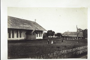 Akropong, Jubiläumskirche, rechts Mittelschule