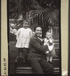 Der eingeborne freie Evangelist Lo Wun tshin m. d. Kindern v. Miss. Meyerholdt i. Garten der Station Fophin