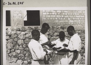 Der Headmaster der Englischschule i. Bafut gibt seinen Lehrern Instruktion