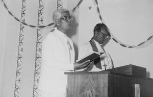 West Bengal, Nordindien. Fra indvielsen af den nye Narainpur Kirke, 1971. Ledende medarbejder ved Narainpur Pigekostskole, Neela Das og biskop Munshi M. Tudu taler ved ceremonien