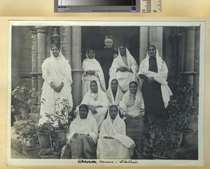 Miss Plumb and ladies, Sialkot, Pakistan, ca.1900