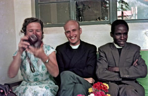 Kagera-regionen, Tanganyika (fra 1964 Tanzania). Missionærparret Gertrud og Finn Allan Petersen (fra 1972 Ellerbek), udsendt af DMS, 1953-68. Arbejdssteder: Lukajange og Bukoba. (Navn på den lokale præst til højre?)