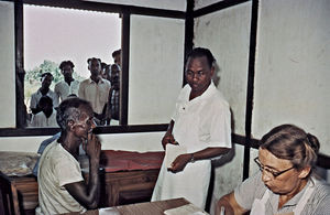 NELC, Haraputa, Assam, Nordindien. DSM missionær Elisabeth Krohn/Lis Krohn behandler patienter på klinikken, juli 1965