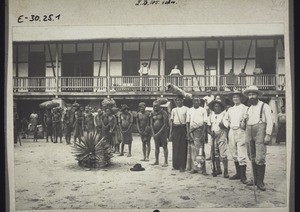 Auf nach Bali (Kamerun)! Abmarsch von der Missionsstation Bombe. Träger - Miss. Leimbacher u. Ernst