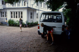 Den Norske Skole i Kathmandu, Nepal, 1991. I fritiden bliver der leget meget forskelligt. Her er det en gemmeleg, kaldet 'dåseskjul