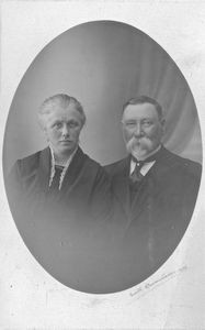 Kinamissionær Ole Peter Svenning Olesen. Gift med Marie Olesen f. Thomsen, 1924, efter sin første hustrus død i 1922. Marie Olesen døde i Antung/Dandong 1926