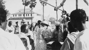 Tirukoilur, Arcot, South India. The DMS Missionary Ida Bindslev placing foundation stone to the