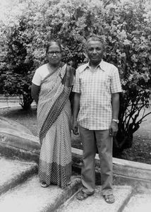 Moderator/1. Biskop Sagenen og Porimol Kisku, Benagaria, april 1988. (Sagenen Kisku, født 25.01.1935. Teologisk uddannelse fra Præsteskolen i Benagaria – tilknyttet Serampore Universitet, Calcutta, 1968-72. Mastergrad fra Bishop’s College, Calcutta, 1973-74. Præsteordination 09. 02.1975. Bispevielse 18.11.1984. Moderator/1. Biskop i NELC, 1987-1998. Sagenen Kisku blev gift med Porimol Kisku, som også havde teologisk uddannelse. De afsluttede samtidig med eksamen fra Serampore Universitet i oktober 1972. Senere blev hun ordineret som den første kvindelige præst i NELC, 1991 og fik arbejde som koordinator for kirkens kvindeundervisning)