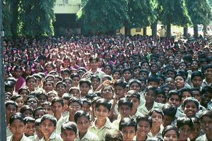 Børn opmarcheret i Danish Mission Secondary School in Nellikuppam, Indien