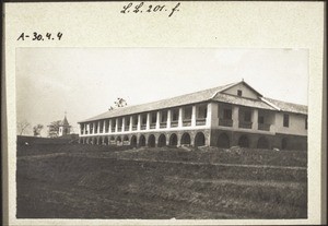 Mittelschule in Futschukpai mit Kirche. Kutschuk