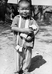 Spedalskhedsklinikken i Changhua, Taiwan, 1962. Jung-kuei's mor er spedalsk. Han holdt til på klinikken i lang tid, sammen med moderen. Hans kæreste legetøj var hæfteplaster og medicinflasker