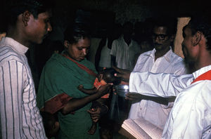 Diasserie "BLC - ung kirke i Bangladesh" - Gudstjeneste i BLC, Nr. 09 - Der holdes dåb for både voksne og børn, men aldrig uden forudgående kristendomsundervisning. Selv spædbørn bliver ikke døbt før præsten mener, at forældrene kan og vil opdrage dem i den kristne børnelærdom, f. eks. Fadervor, Trosbekendelsen og De 10 bud