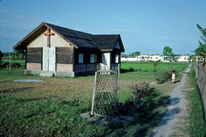 Diasserie 1980-85: "Der er håb for de spedalske", Nr. 35 - Midt på hospitalets grund ligger kirken. Mange medarbejdere er kristne, og det er dem, der danner en menighed i Nilphamari. Men det sker også, at nogle af patienterne bliver en del af menigheden