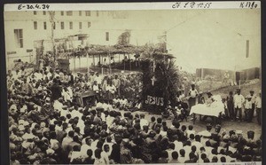 Kanzel und ein Teil der Gemeinde im Freien beim Missionsfest in Bonaku 1907