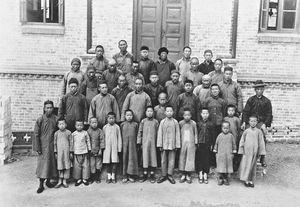 Servants, laborers and boys in woman station in Takushan, 1927