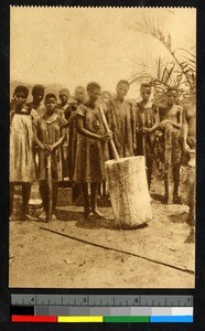 Women grinding meal, Gingungi, Congo, ca.1920-1940