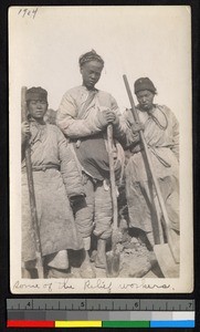 Relief workers standing with shovels, Jaingsu, China, ca.1905-1910