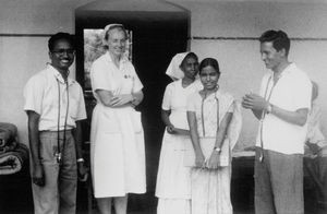 Stuegang på Mohulpahari Kristne Hospital, Santal Parganas, Nordindien. Fra venstre: Dr. Hasdak, den norske missionær, sygeplejerske Anne Marie Sulen samt en lokal sygeplejerske og to læger