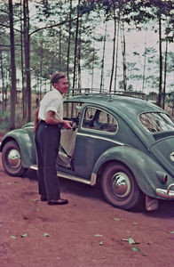 Agronom Jens Peter Møberg, udsendt af DMS til Tanganyika/Tanzania fra 1960. Arbejdsområde: Ledelse og undervisning på Igabiro Landbrugsskole, 1961-69