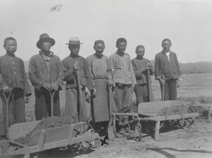 Arbejderne på Sportspladsen. Lao Yang i Midten. Kwantien. Anvendt 1929