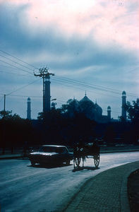 Pakistan, NWFP. Aftenstemning i Peshawar. I baggrunden silhouet af en muslimsk moske og en række minareter