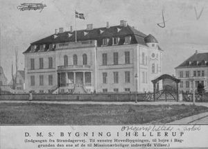 Fra DMS's 100 års jubilæum. DMS's bygning i Hellerup. Indgangen fra Strandagervej. Til venstre hovedbygningen, til højre i baggrunden den ene af de til missionærboliger indrettede villaer. Danmission Photo Archive