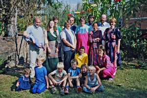 De danske missionærer i Nepal, november 1986. Bagerste række fra højre: Berit Daugaard Hansen, Jens Christian Olesen, Elizabeth Padillo Olesen, Finn Thomsen, Kirsten og Bent Bøndergaard, Tove Madsen, Elly Søgaard Jensen, Linda og Neil Duddy med barn. 2. række siddende th: Ruth Jakobsen, Karin Egedal. Forrest fra højre: Simon Engsig-Karup, Ane og Mads Bøndergaard, Kasper Schrøder, Maria Fischer-Nielsen og (NN)