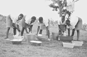 ELCT, Nordveststiftet, Tanzania. Det er vaskedag på Ntoma Husholdningsskole, 1989. (Missionær Else Højvang, DMS/Danmission, var lærer på skolen, 1987-2001)