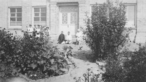 Sweihwafu Hospital. Female patients outside the hospital. X: "Wang hsi en" who was baptized. 19