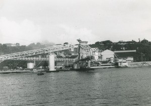 Atoll of Makatea, seen from the sea, with equipments for the transport of phosphate