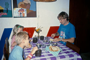 Den Norske Skole i Kathmandu, Nepal, 1991. Boardingens kokke er gode til at bage brød, så det er populært. Skolens lærere skiftes til at have vagt på boardingen - her er det Niels Jacob Mundbjerg