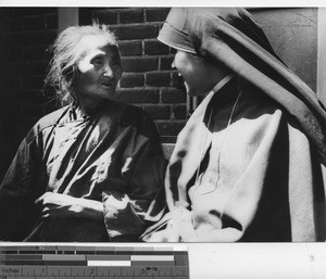 Maryknoll sister with beggar woman at Fushun, China, 1939