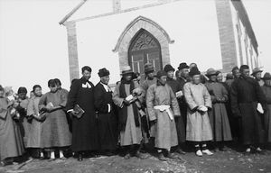 Menigheden foran den nyindviede kirke i Wang-shia-chen (Chinchou), 1930. Paster Hsieh og den gamle pastor Yen står i midten