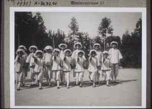 Die christl. Mädchenschule in Hokschuha bei Stabübungen