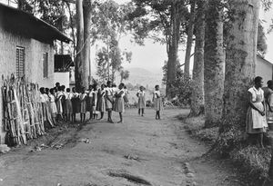 Tanganyika (fra 1964Tanzania). Fra Kashasha Pigekostskole, Bukoba, 1964. DMS missionær Gudrun L