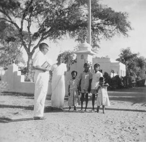 Fra spedalskhedshjemmet i Vadatorasalur, Sydindien. Dr. Anaswamy og Matronammal snakker med søndagsskolebørn. (Anvendt i: Dansk Missionsblad nr 20/1956)
