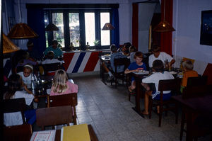 Den Norske Skole i Kathmandu, Nepal, 1991. Så er der frokost/middagsmad kl. 14.10. Vores livret er ris og karry - især når vi får lov at spise med fingrene!