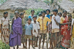 38.- Tamil Nadu, Indien, 1988-89. "Med 80 elever i klassen" - En dansk lærer i Arcot skoleprojekt fortæller: Imens var en anden gruppe i gang med at opmåle landsbyen med et gammelt cykelhjul, for senere at lave et kort over landsbyen, hvor vandpumpe, cykelshop og posthus mv. blev indtegnet. Det skabte en del opløb med det cykelhjul. Nogle forældre syntes nok, at det var da vist en mærkelig og lige lovlig sjov måde at gå i skole på